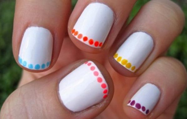 diseño de uñas decoradas con puntos