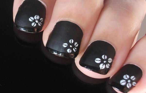 diseños de uñas con flores de esmalte negro