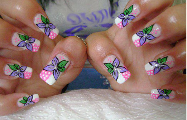 diseños de uñas de flores violetas