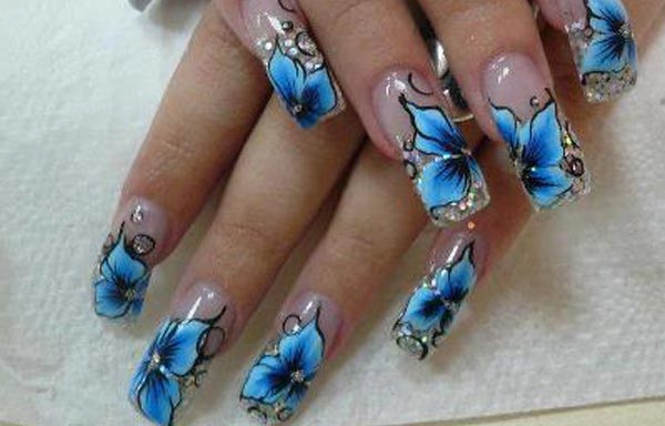 diseño de uñas con piedras y flores