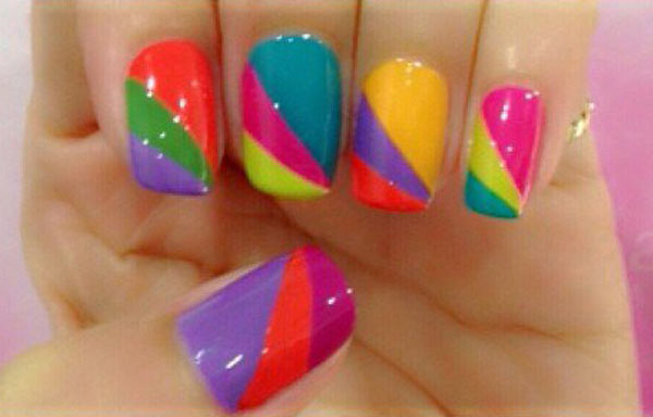 diseño de uñas con cinta de colores
