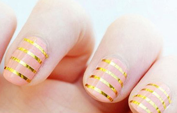 diseño de uñas con cinta dorada