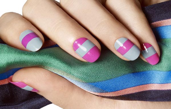 diseño de uñas con rayas sencillo