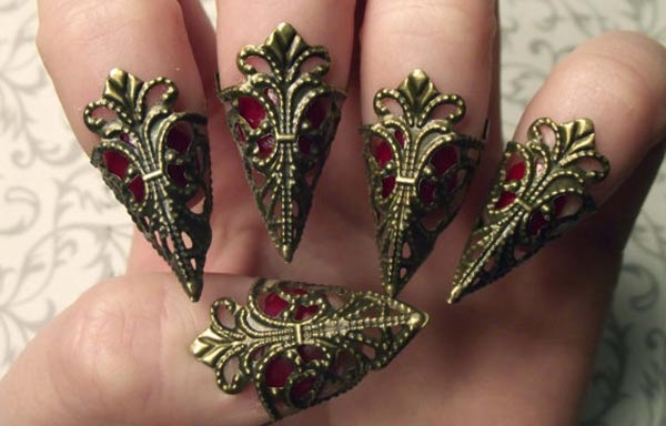 diseño de uñas góticas metal