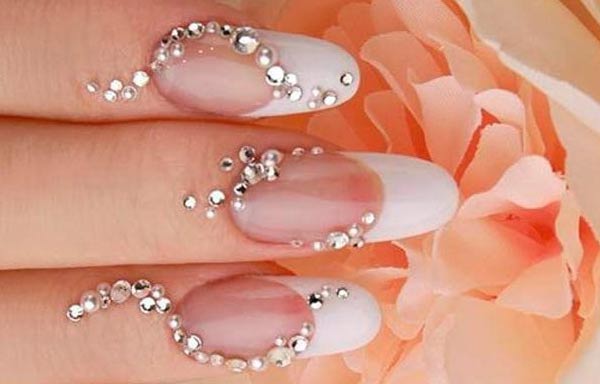 Diseños de uñas para novias con piedras