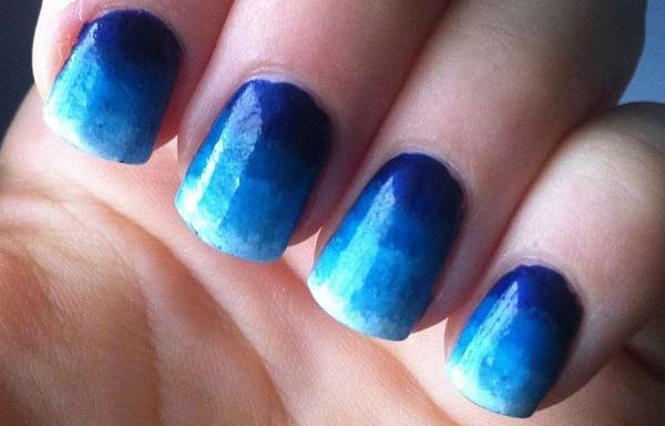 uñas decoradas color azul degradado