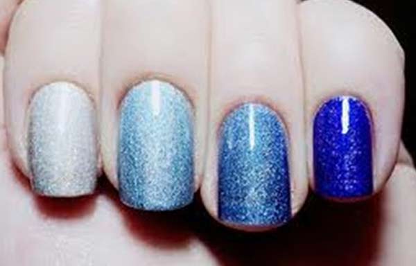 uñas decoradas color azul tonos