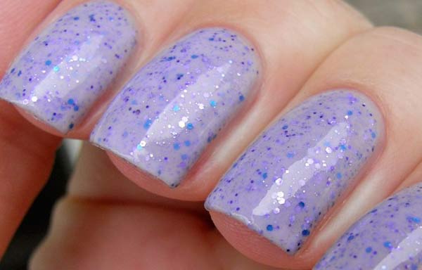 uñas decoradas color lila y azul