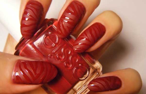 uñas decoradas color rojo rayas